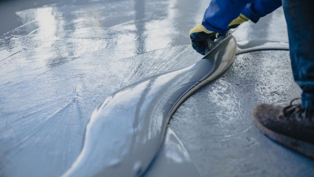 Impermeabilización de Cubiertas en Madrid: Métodos, Beneficios y Costos 2 impermeabilización de cubierta con resina liquida