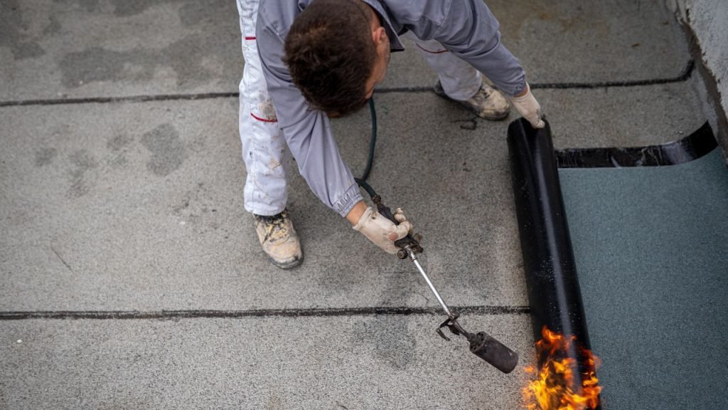 Impermeabilización de Cubiertas en Madrid: Métodos, Beneficios y Costos 1 Impermeabilización de cubierta con lámina asfáltica