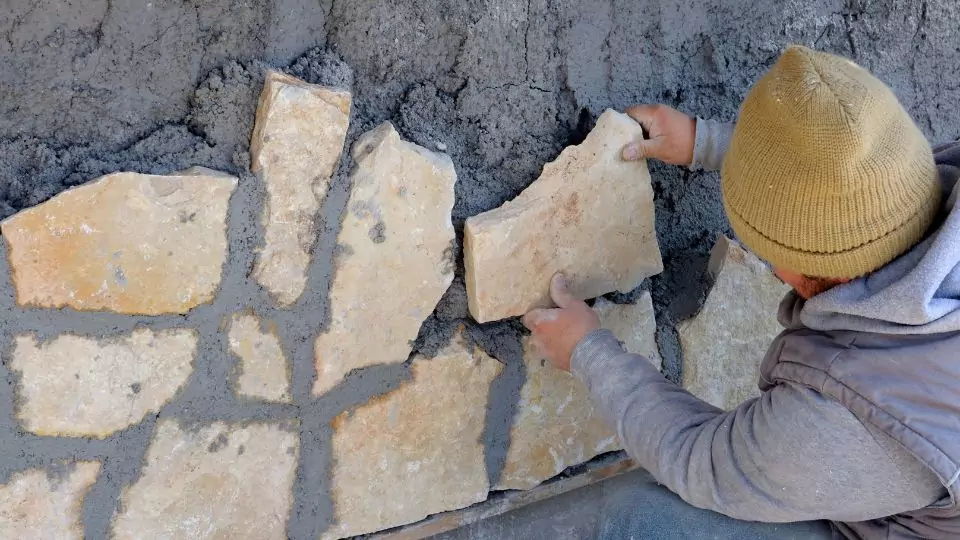 Guía completa de materiales ecológicos para reformas integrales en Madrid 4 Piedra reciclada