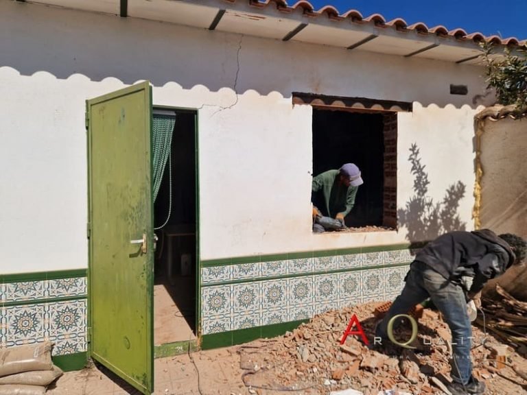 Proyectos y Obras 19 Reforma parcial de chalet en Nombela, Toledo con apertura de huecos, canalón y repaso de tejado