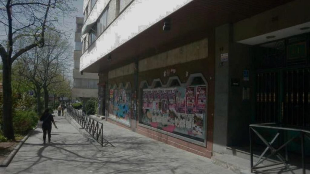 Imagen de un local cerrado en la calle Real de Collado Villalba