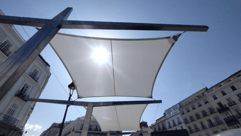 Instalación de toldos en la plaza de la Puerta del Sol Madrid