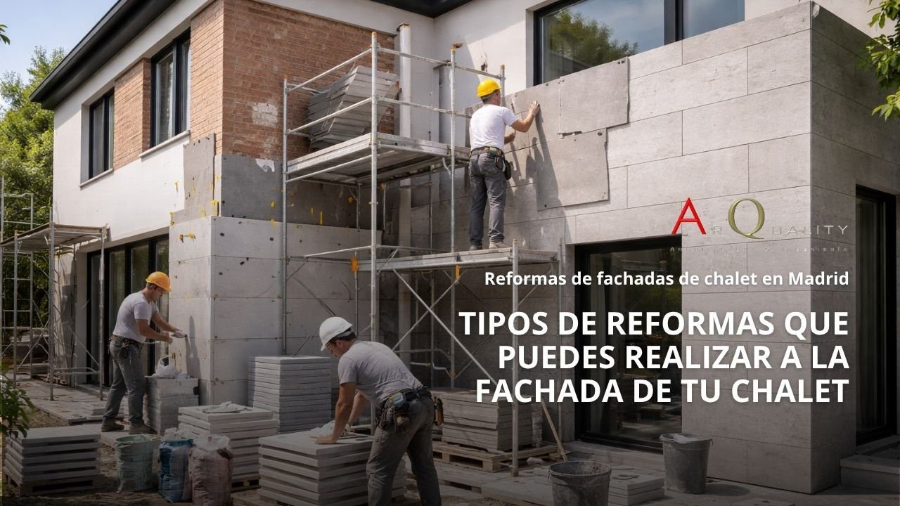 Crea una imagen horizontal apaisadade una fachada de un chalet moderno a la cual se le esta instalando un sistema de aislamiento SATE con revestimiento porcelanico gris claro asemajando piedra natural. en la foto se observa parte de ladrillo caravista de la fachada, y parte de la obra con el asilamiento y otra parte ya revestida con el porcelanico, se observan trabajdores, materiales, herramientas en la escena. Esta es una imagen hiper realista 4 k, muy profesional captada con una camara profesional Sony FX3, alpha 7 IV, o similar.